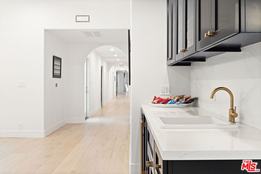 1182 Wellesley Ave Unit: 401