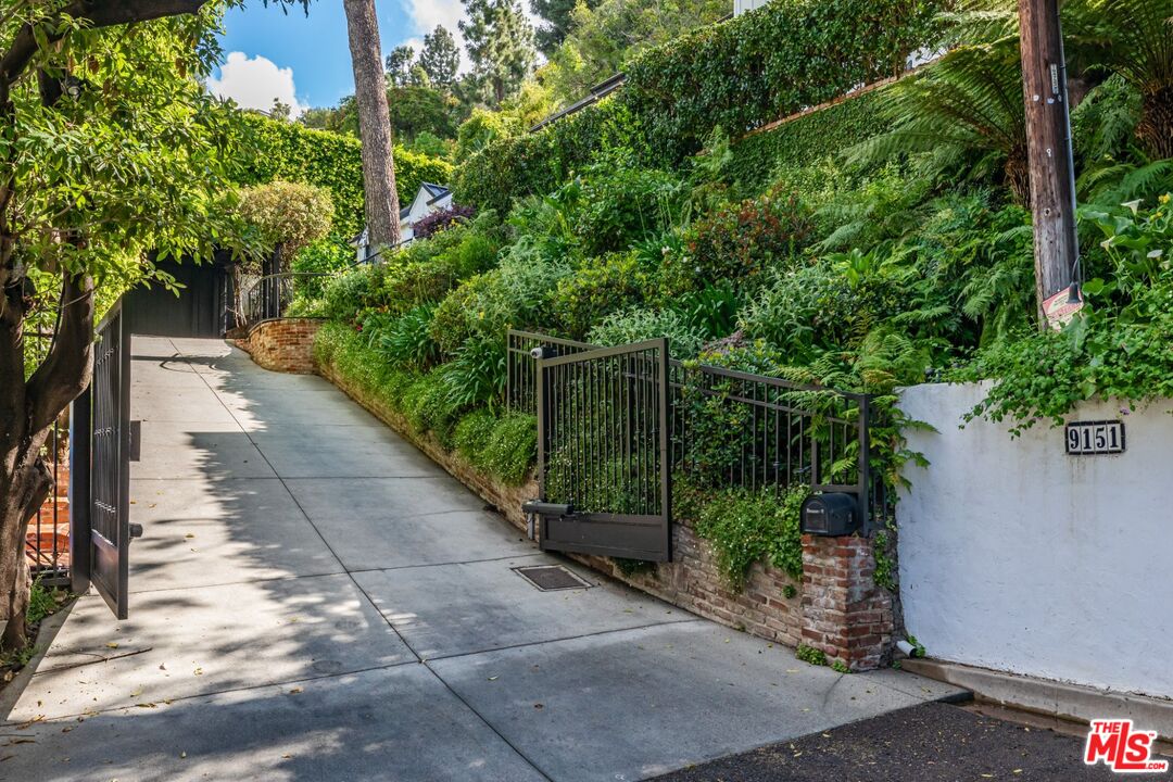 9151 Warbler Pl