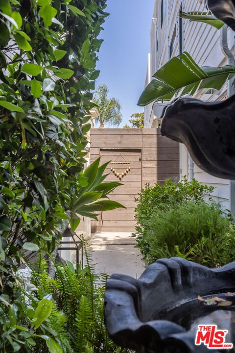 645 N Hayworth Ave