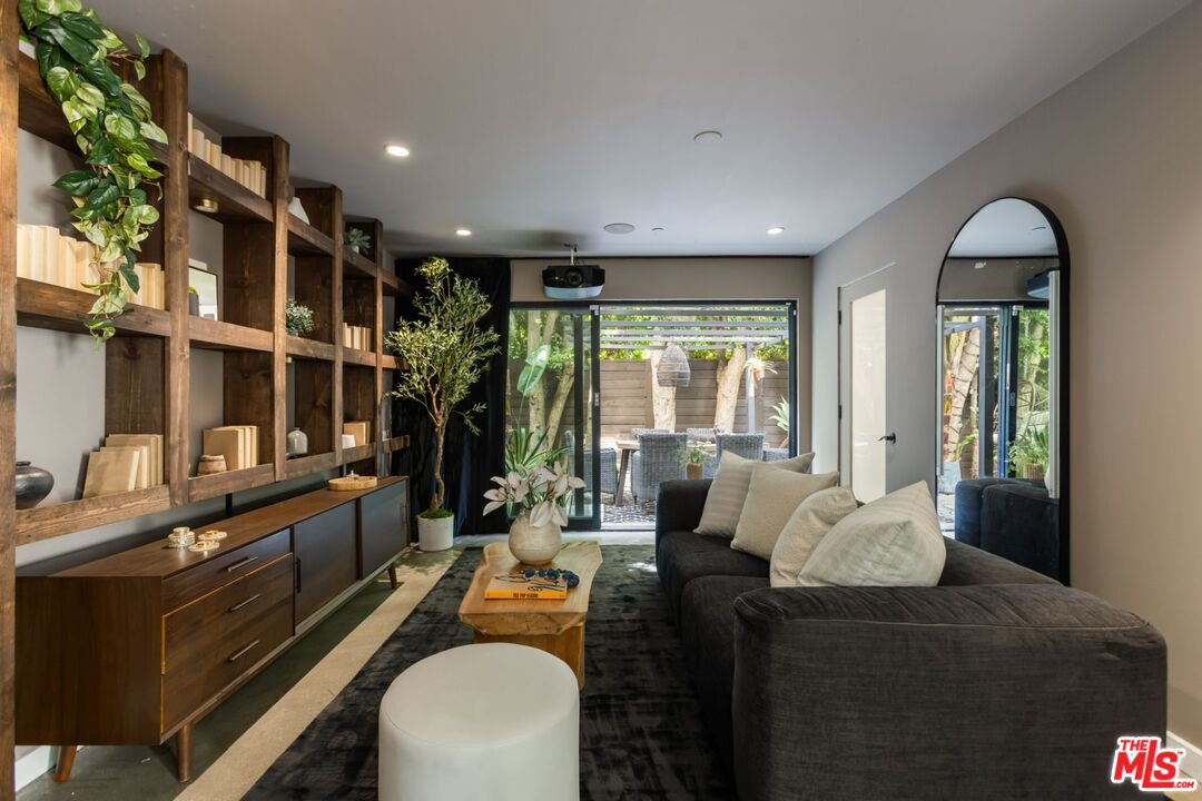 645 N Hayworth Ave