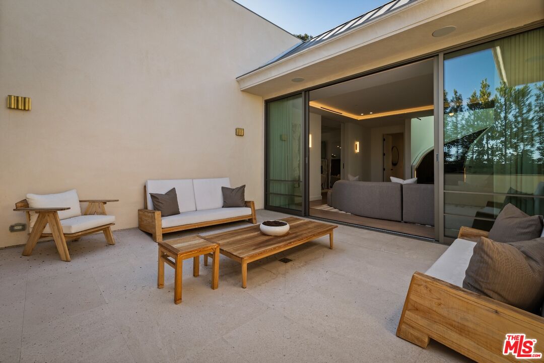 1395 N Doheny Dr