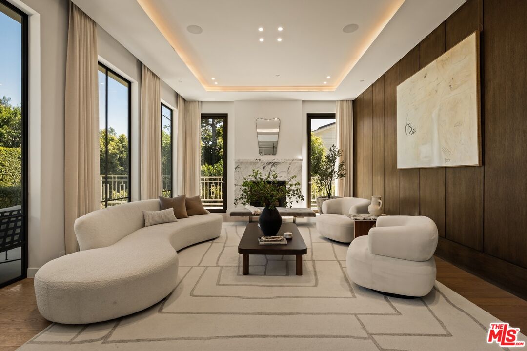 1395 N Doheny Dr
