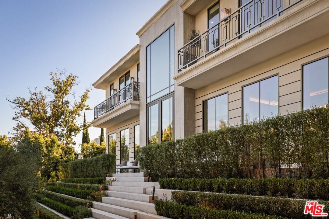 1395 N Doheny Dr