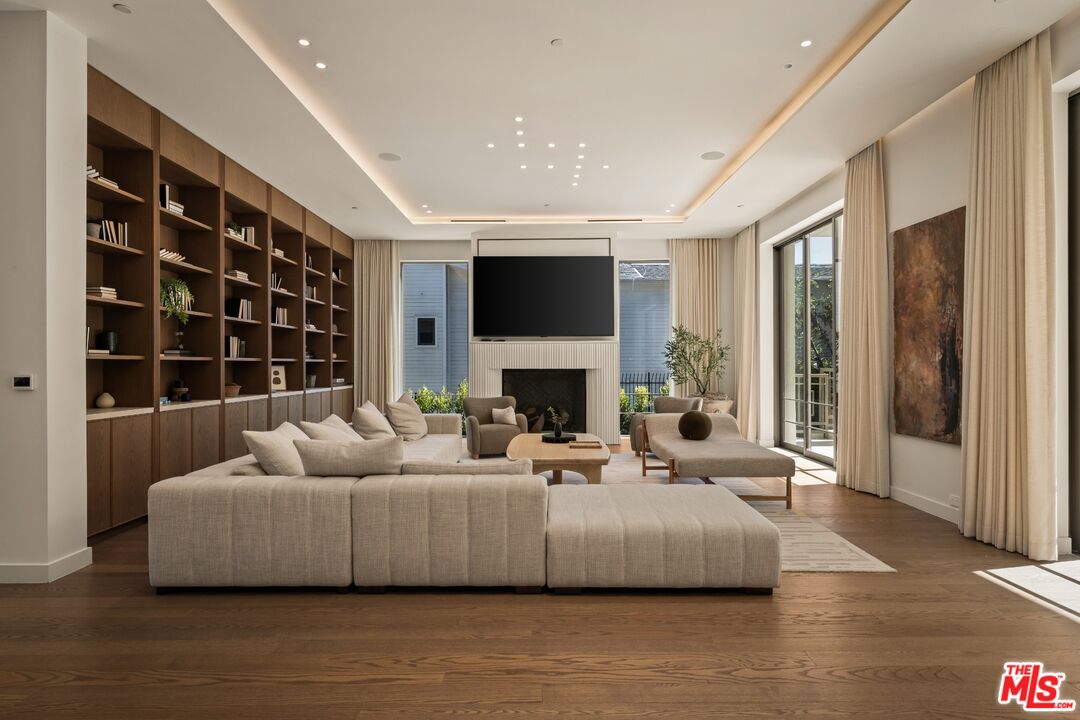1395 N Doheny Dr