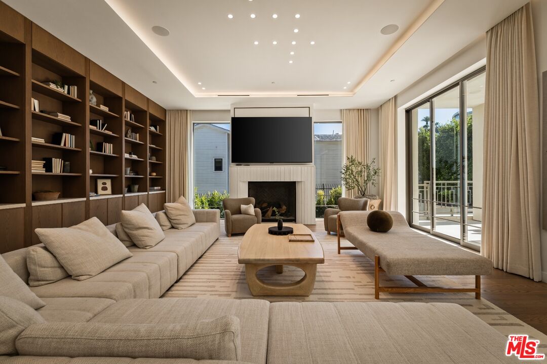 1395 N Doheny Dr