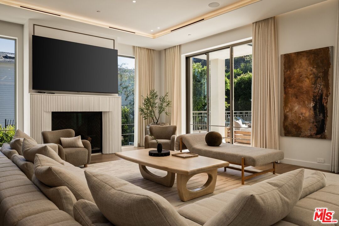 1395 N Doheny Dr