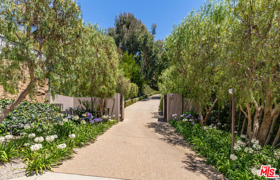 1016 N Hillcrest Rd