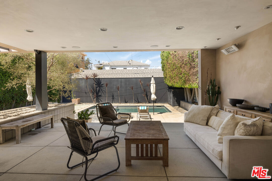 845 N Las Palmas Ave