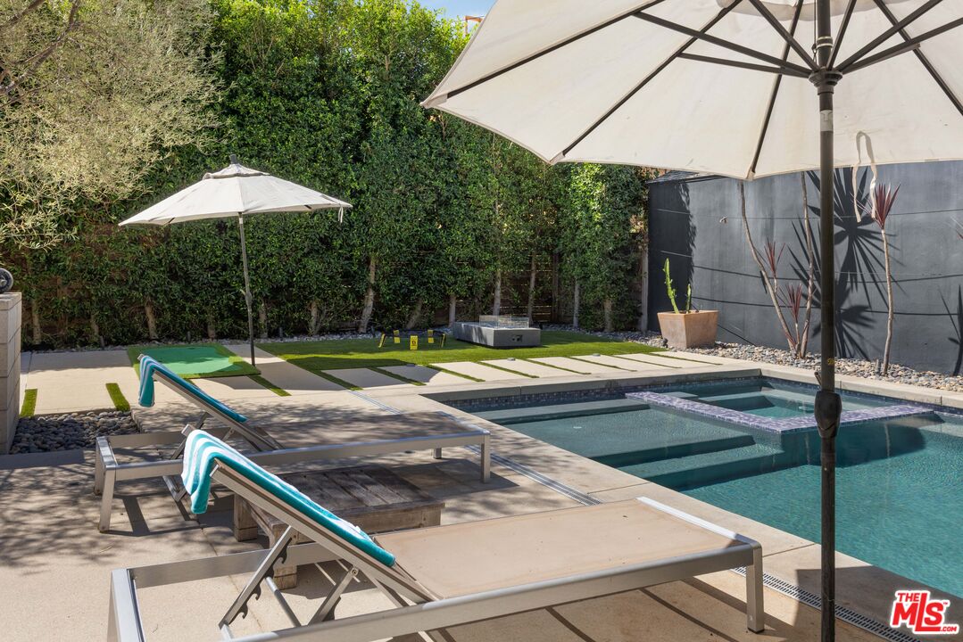 845 N Las Palmas Ave
