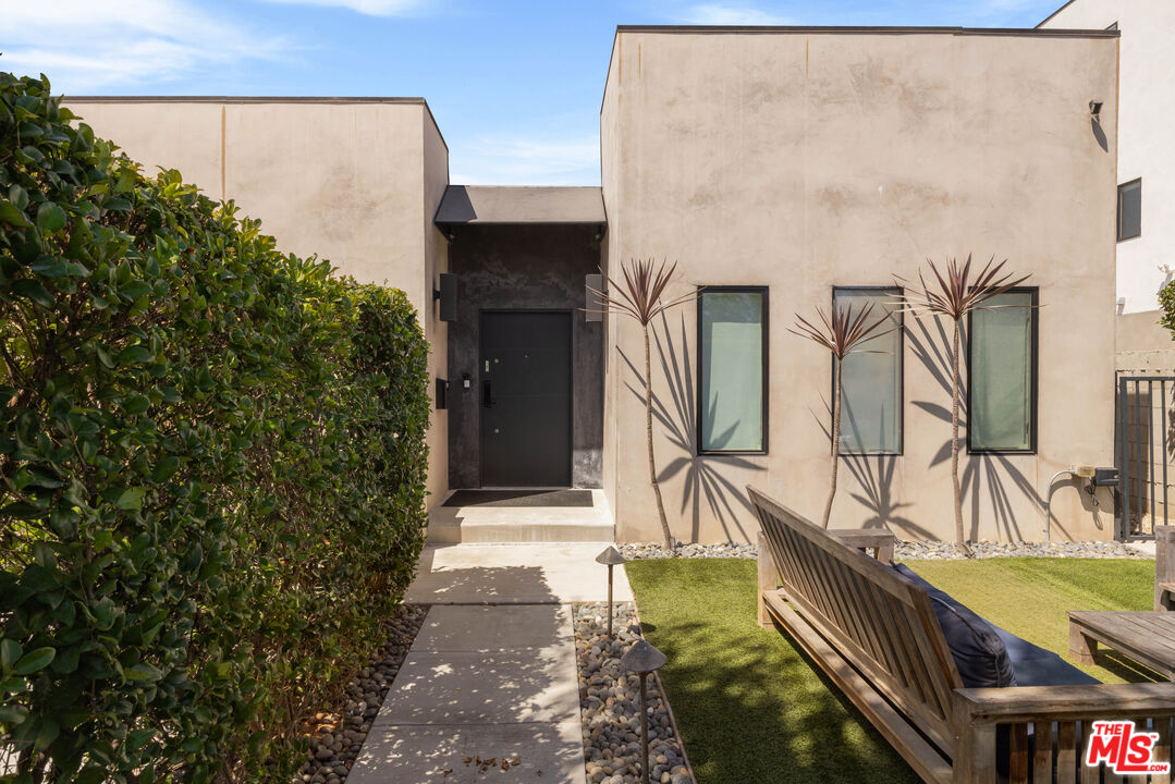845 N Las Palmas Ave