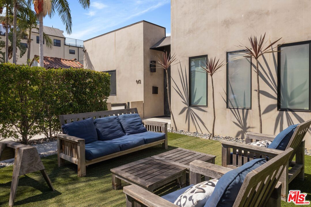 845 N Las Palmas Ave