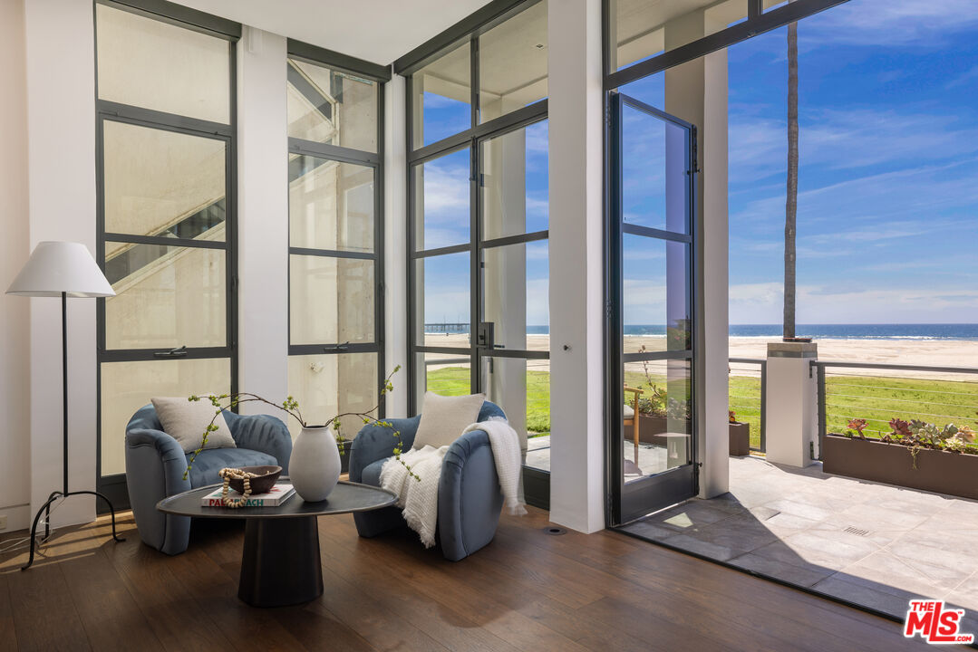 2311 Ocean Front Walk