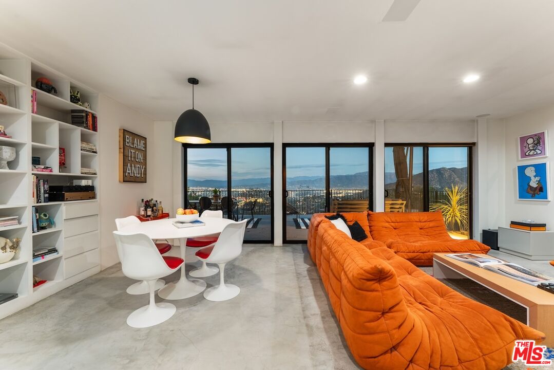 7301 Pacific View Dr