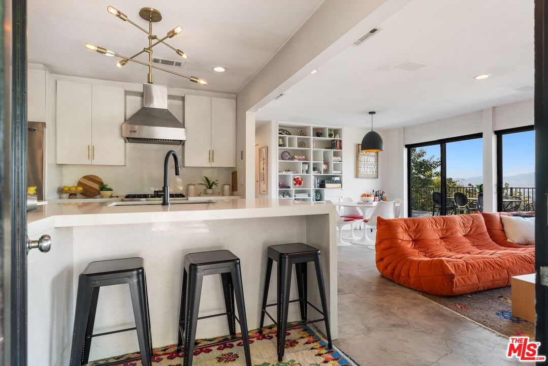 7301 Pacific View Dr