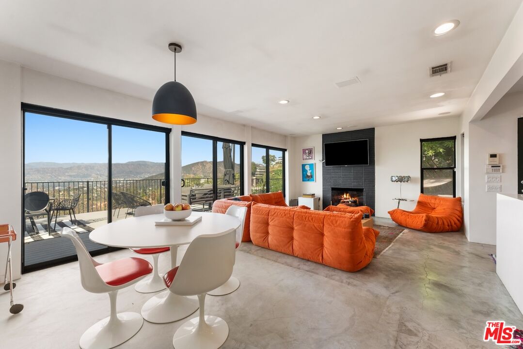 7301 Pacific View Dr