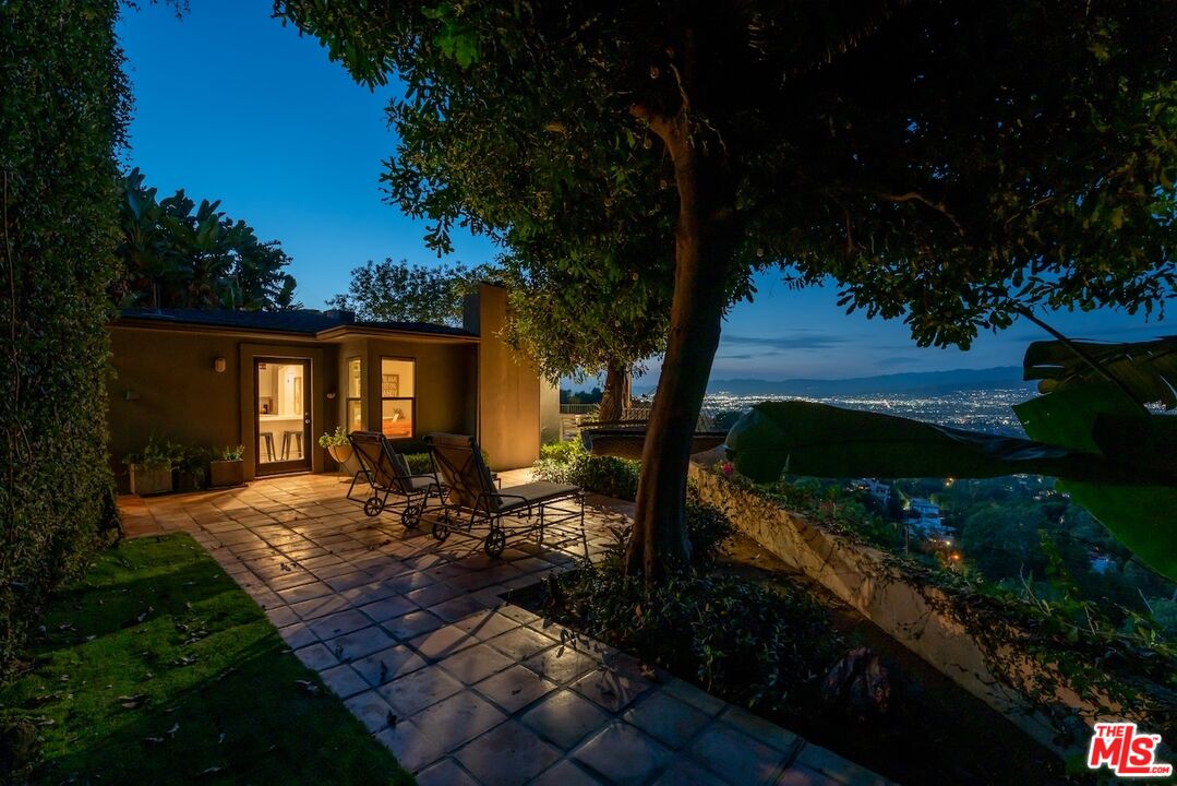 7301 Pacific View Dr