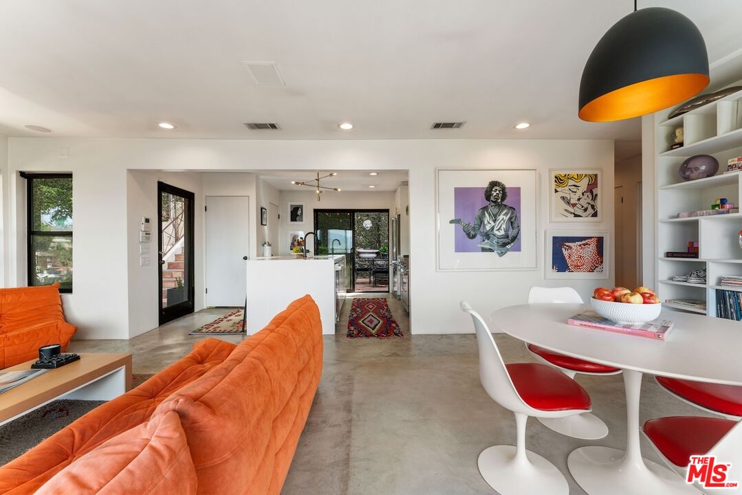 7301 Pacific View Dr