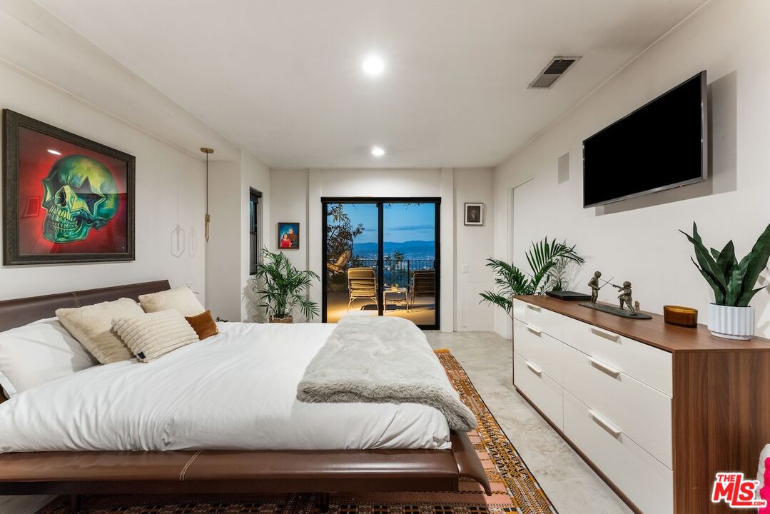 7301 Pacific View Dr