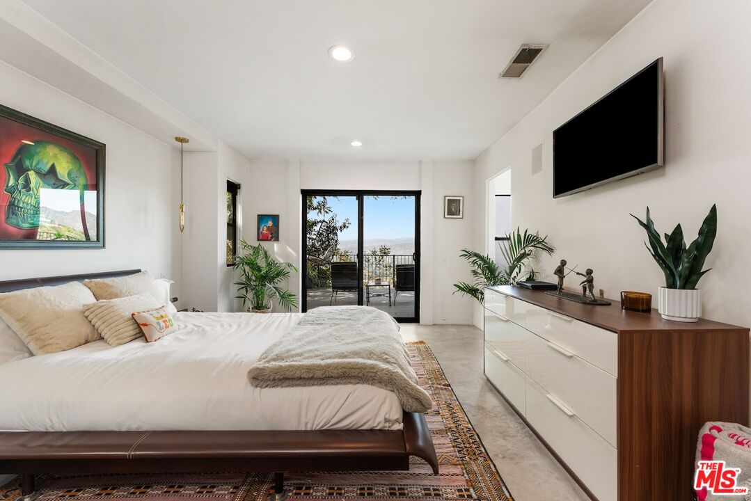 7301 Pacific View Dr