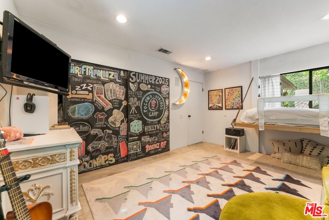 7301 Pacific View Dr