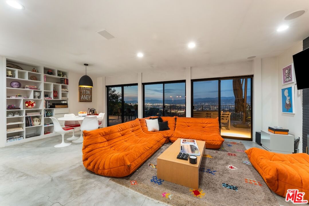 7301 Pacific View Dr