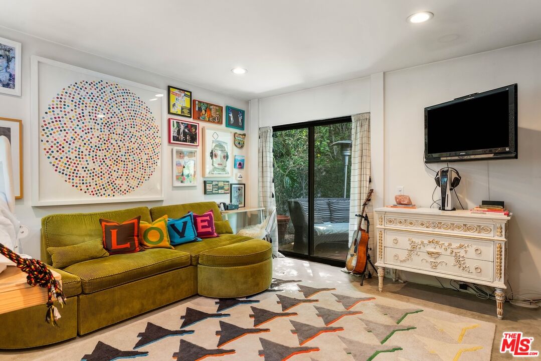 7301 Pacific View Dr
