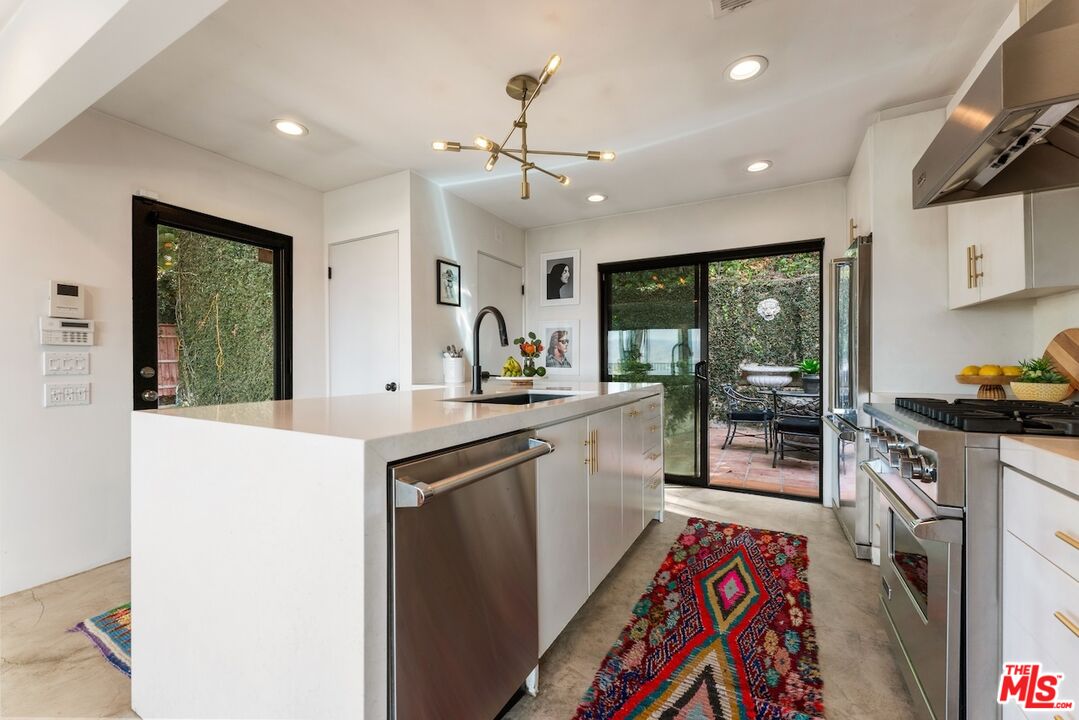 7301 Pacific View Dr