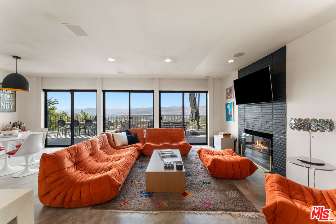7301 Pacific View Dr