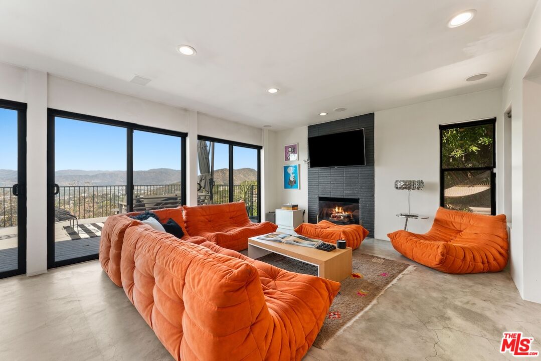 7301 Pacific View Dr