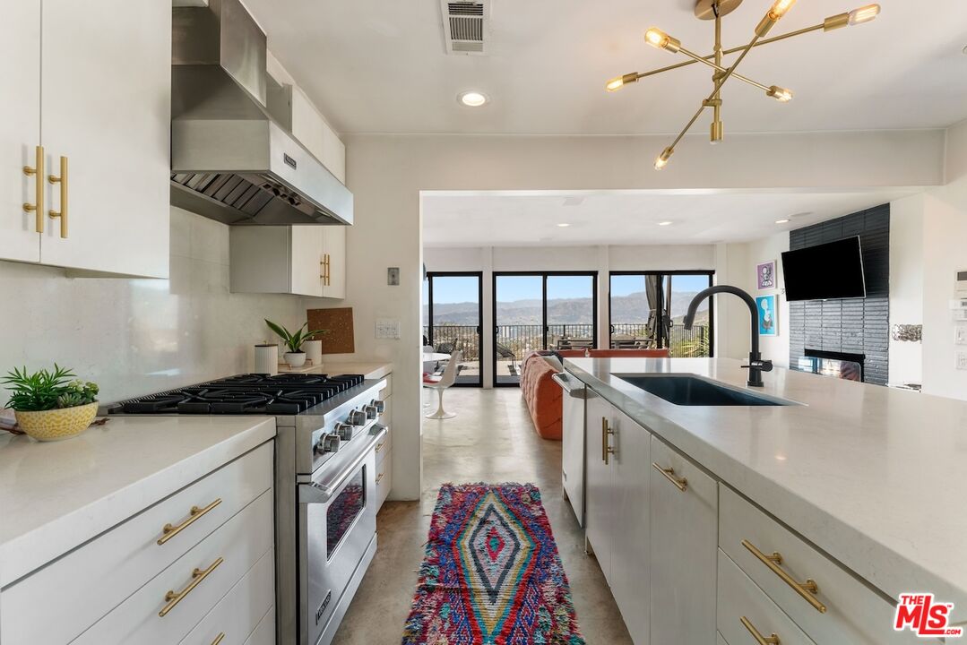 7301 Pacific View Dr