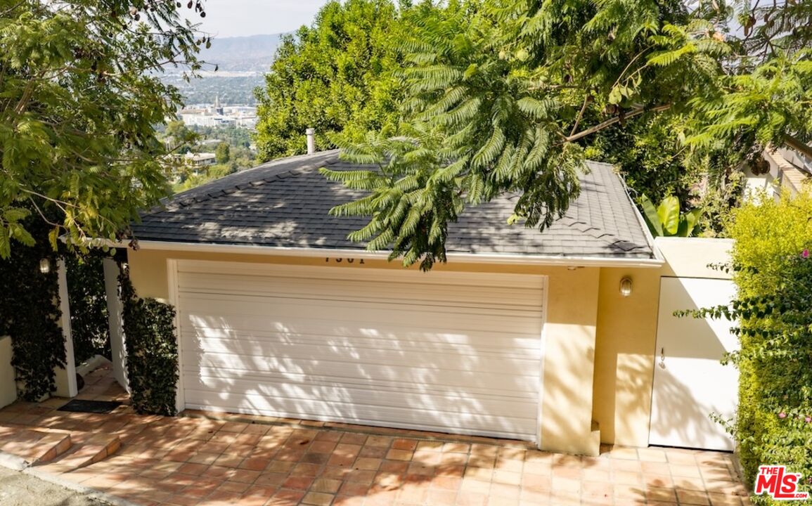7301 Pacific View Dr