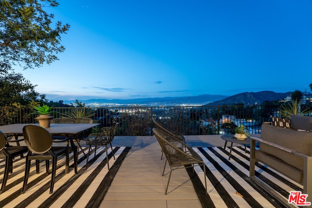 7301 Pacific View Dr