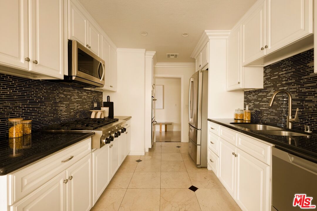 1422 S Bentley Ave Unit: 101