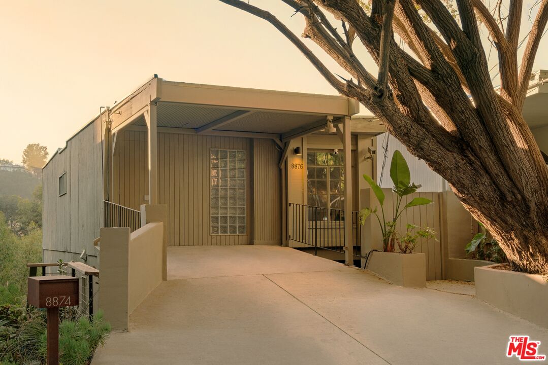 8876 Lookout Mountain Ave