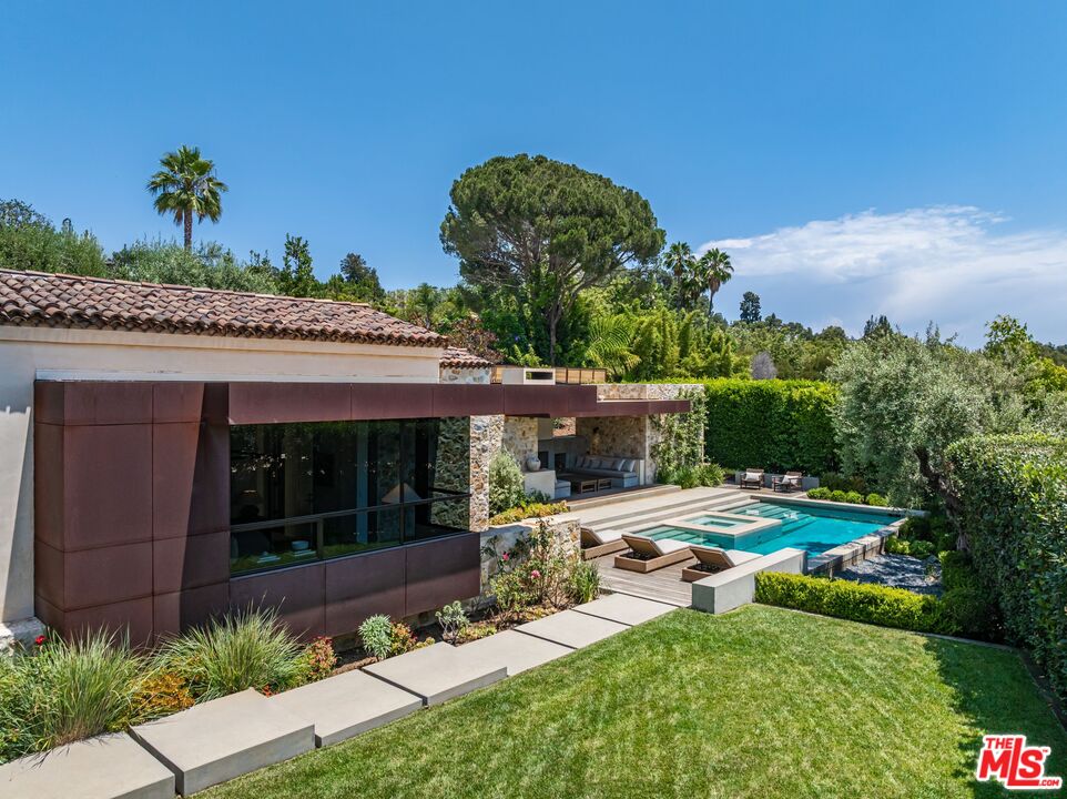 976 N Alpine Dr
