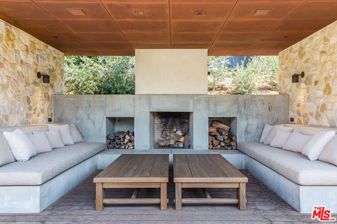 976 N Alpine Dr