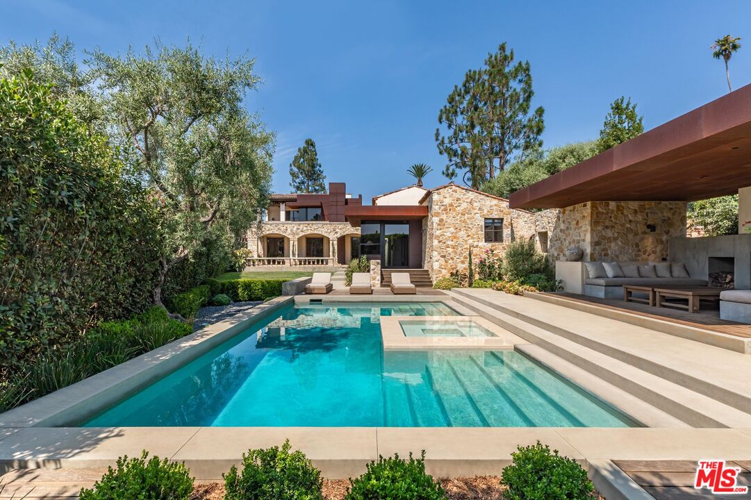 976 N Alpine Dr