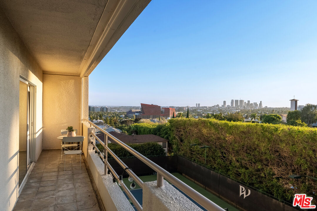 1131 Alta Loma Rd Unit: 415