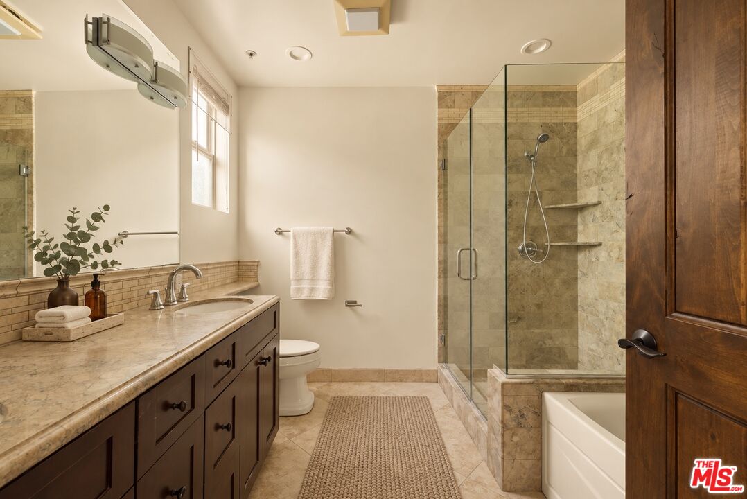 2255 Fox Hills Dr Unit: 100
