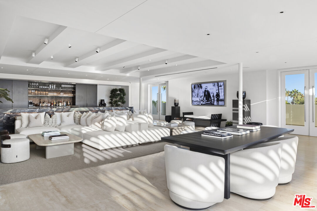 9200 Wilshire Blvd Unit: 204W