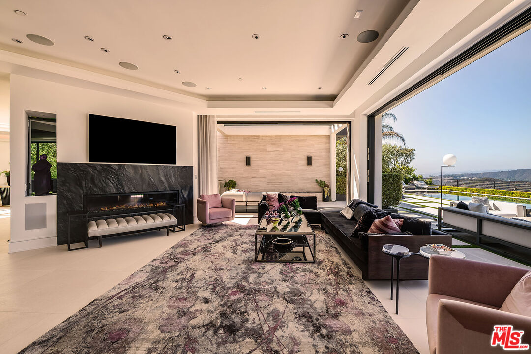 565 Evelyn Pl