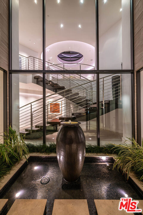 565 Evelyn Pl