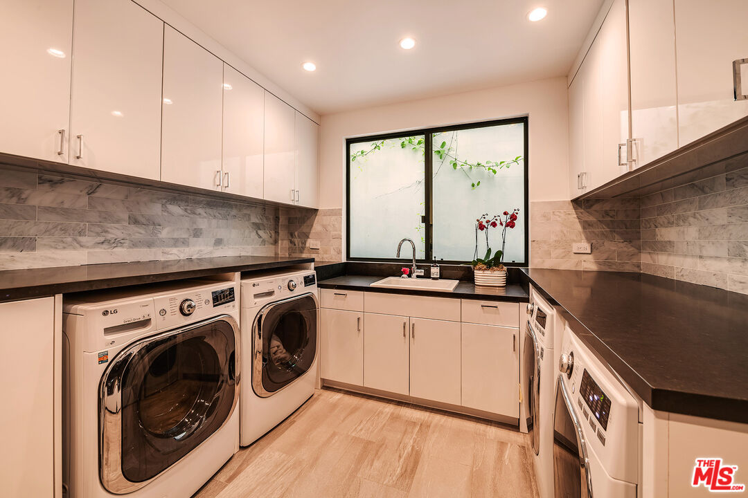 565 Evelyn Pl