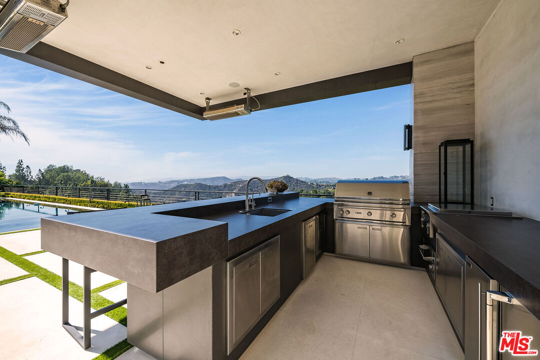 565 Evelyn Pl