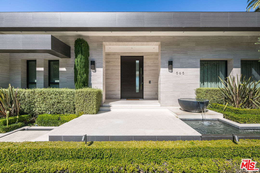 565 Evelyn Pl