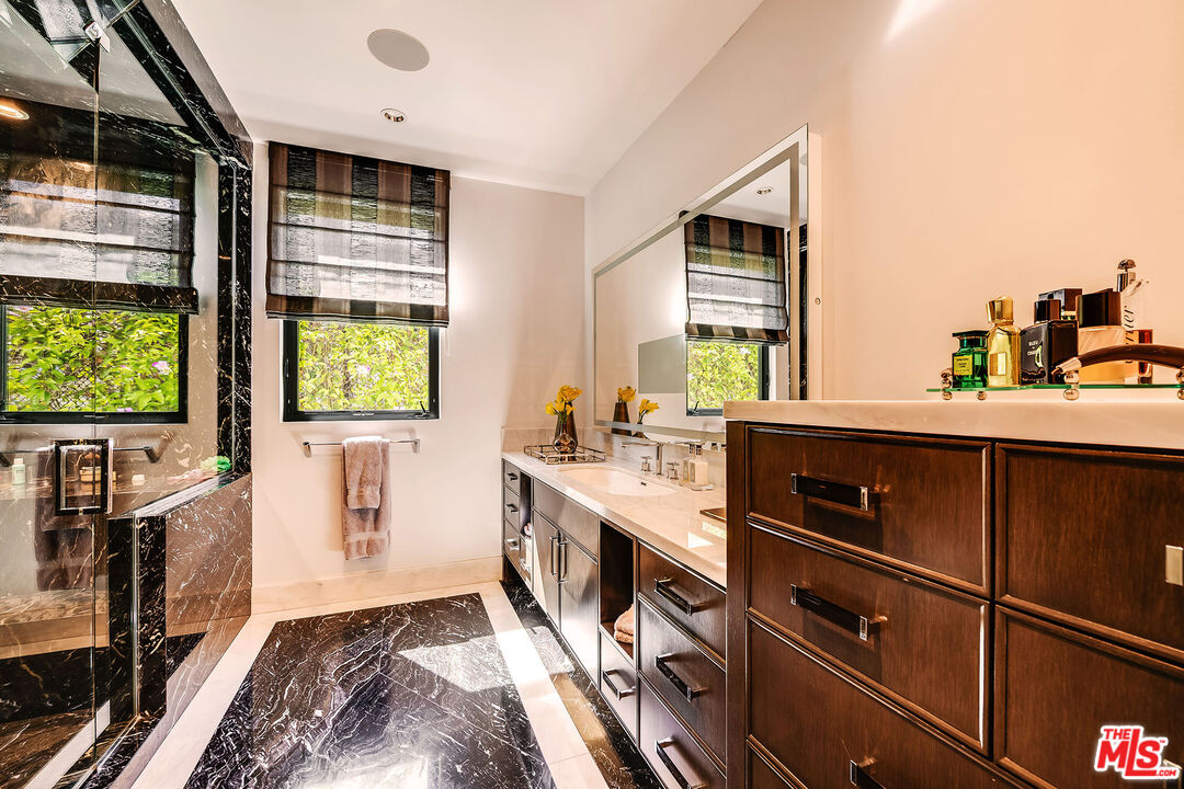 565 Evelyn Pl
