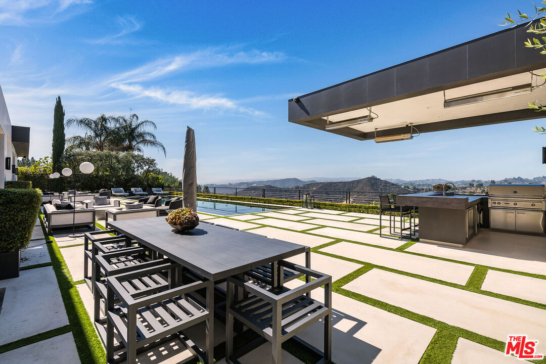 565 Evelyn Pl