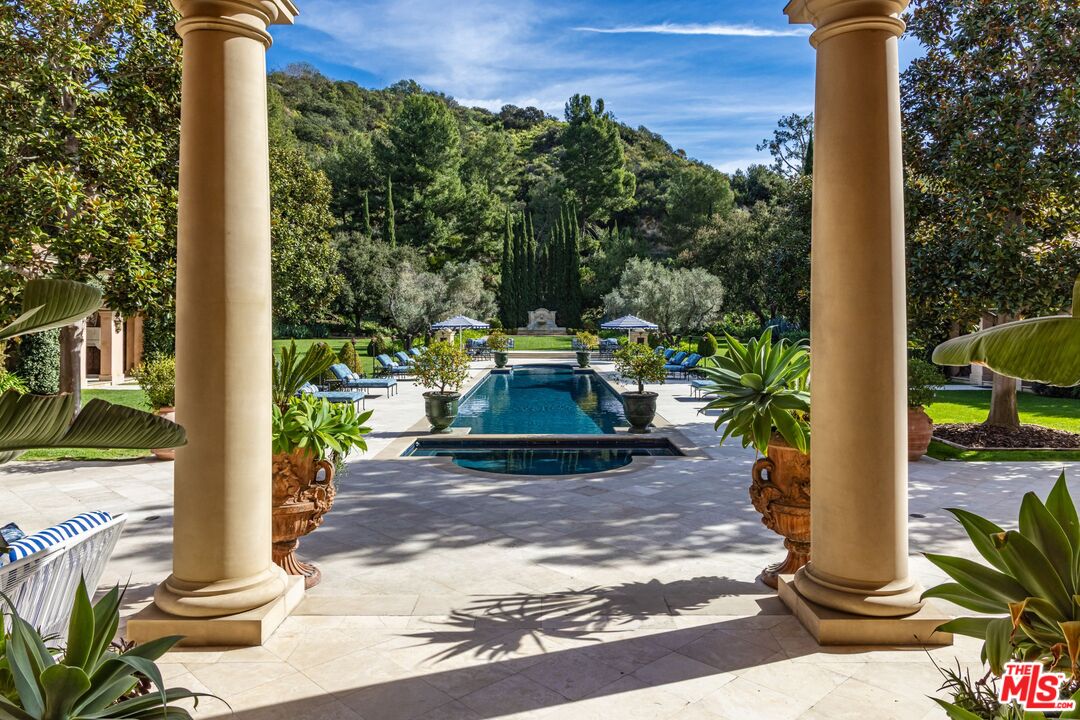 77 Beverly Park Ln