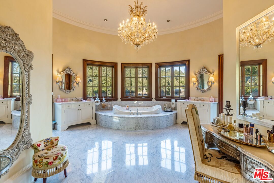 77 Beverly Park Ln
