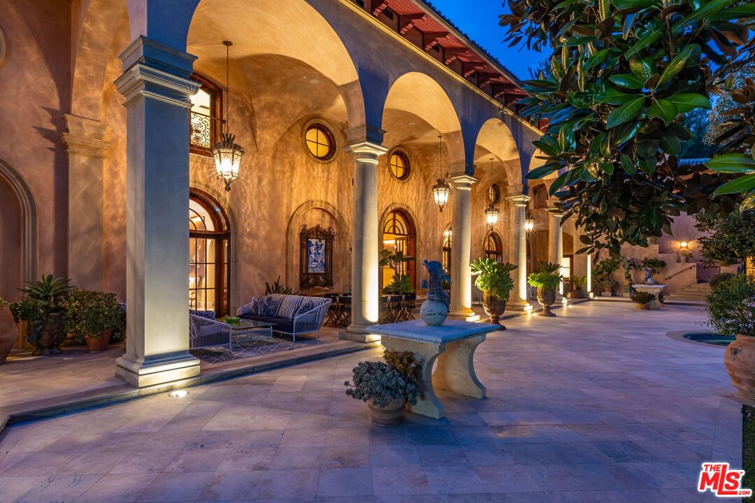 77 Beverly Park Ln